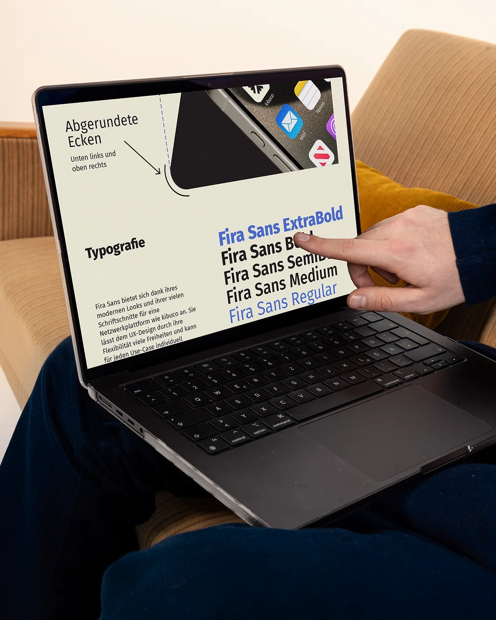Steven Seip zeigt ein Typografie- und Formsprache-System auf dem Laptop