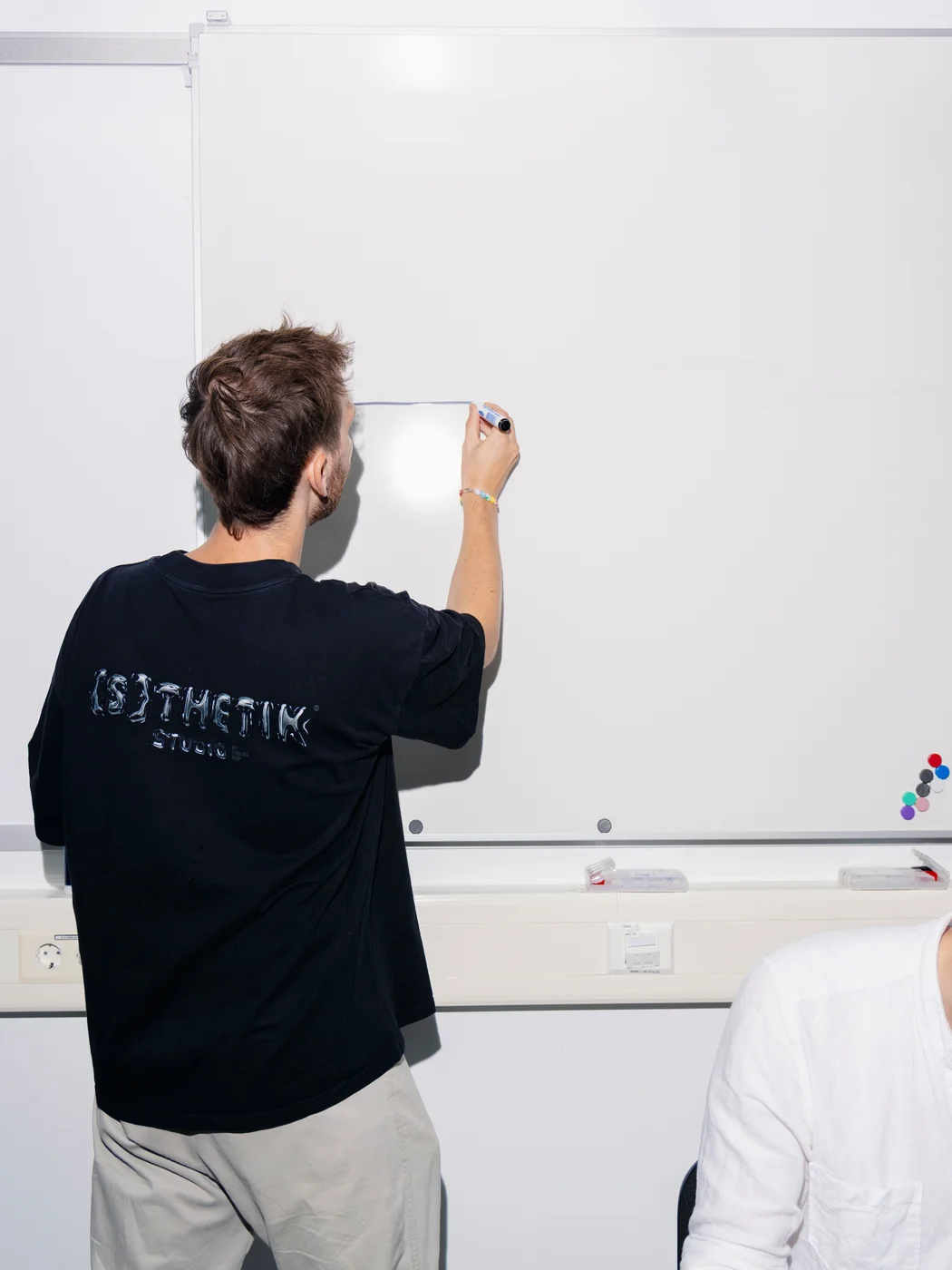Steven Seip schreibt auf ein Whiteboard