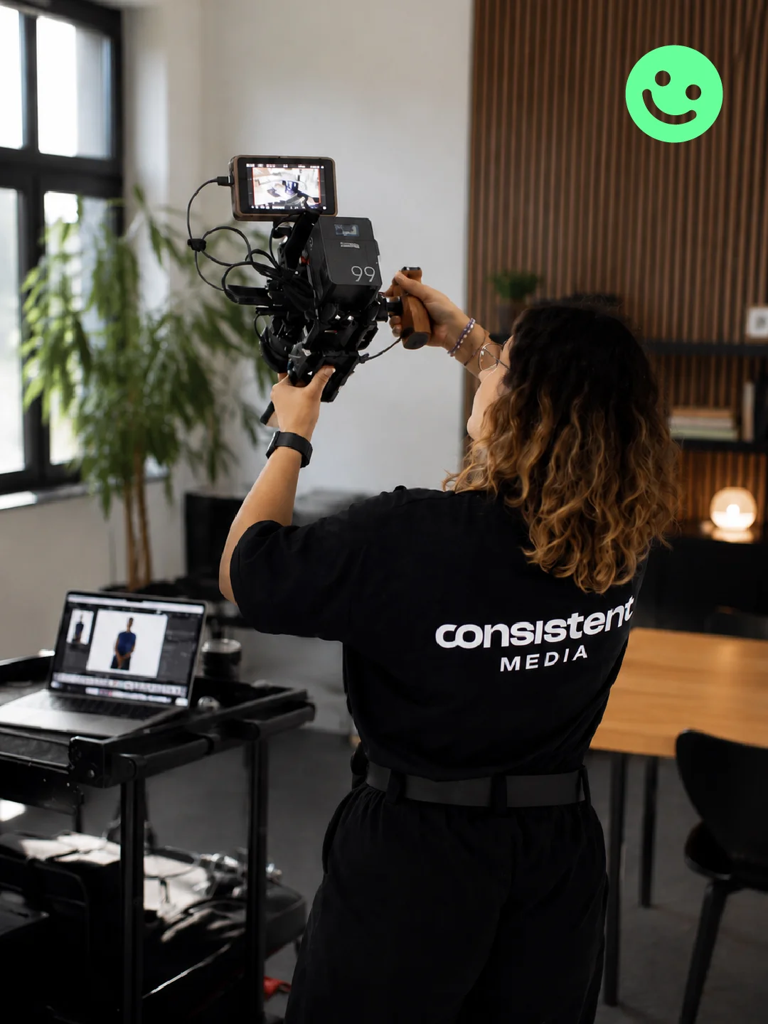 Consistent Media Kamera-Setup mit Wordmark auf dem Rücken