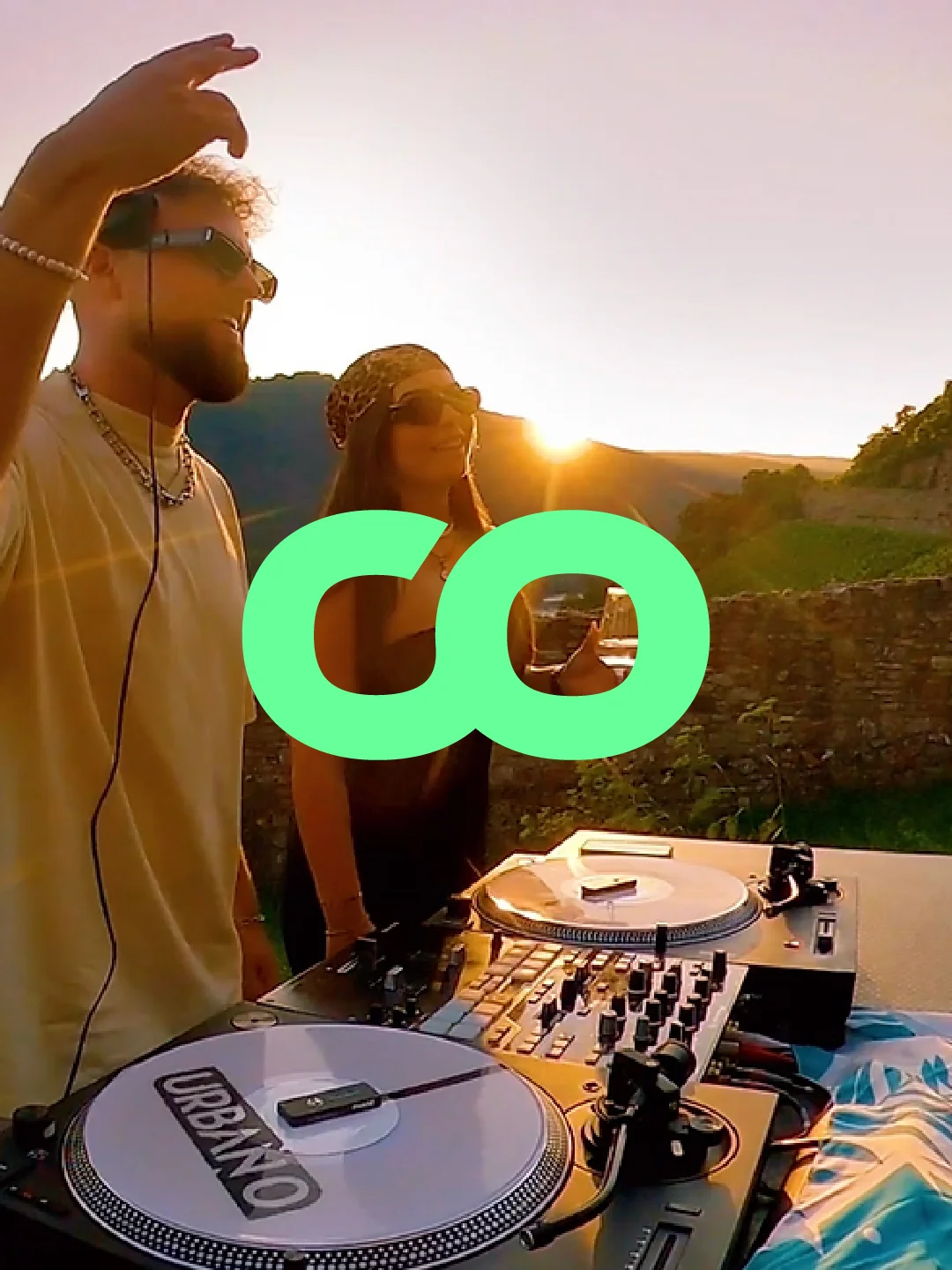 Consistent Media Aufnahme bei einem DJ-Set im Freien