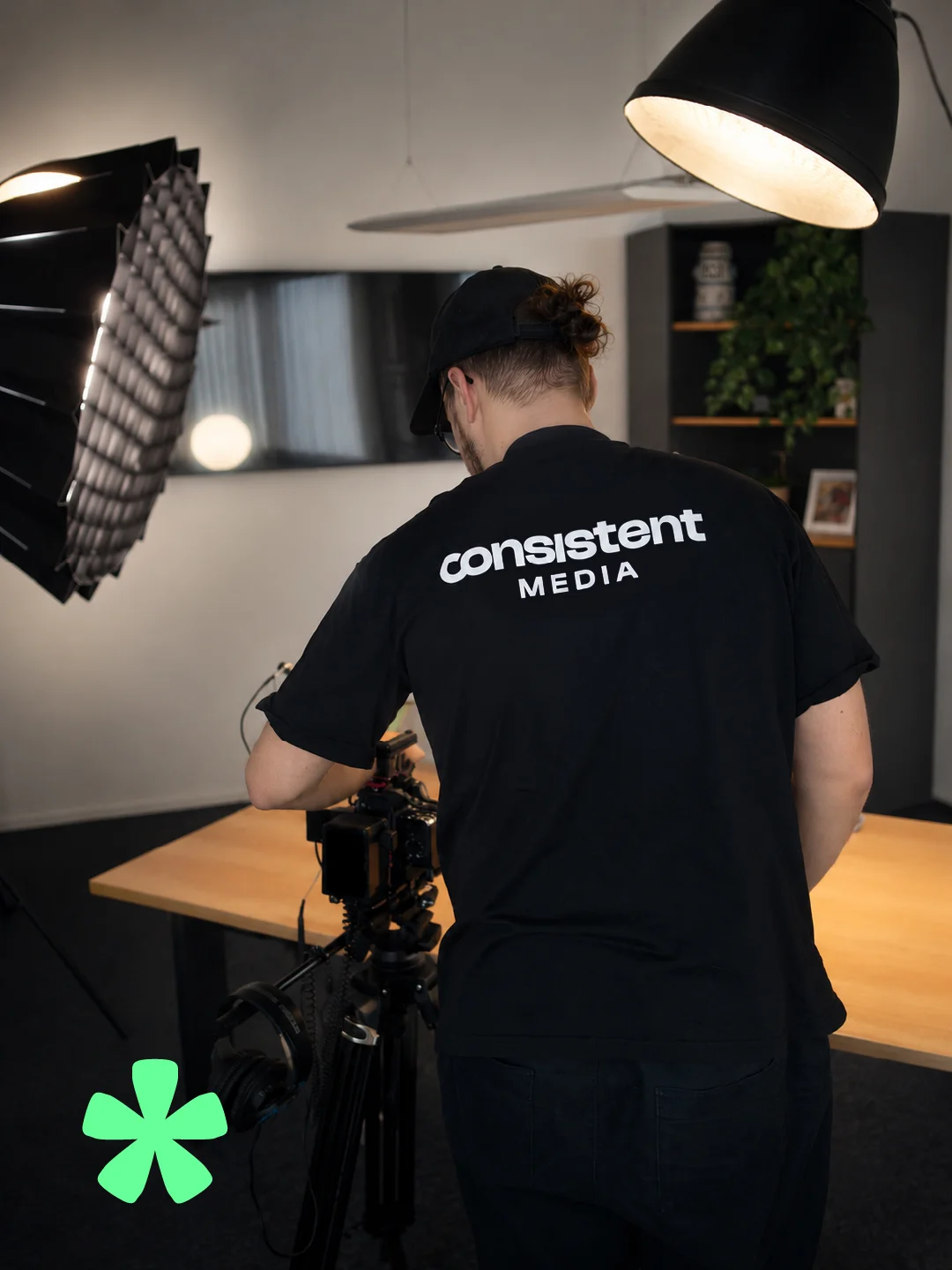 Consistent Media hinter der Kamera am Set