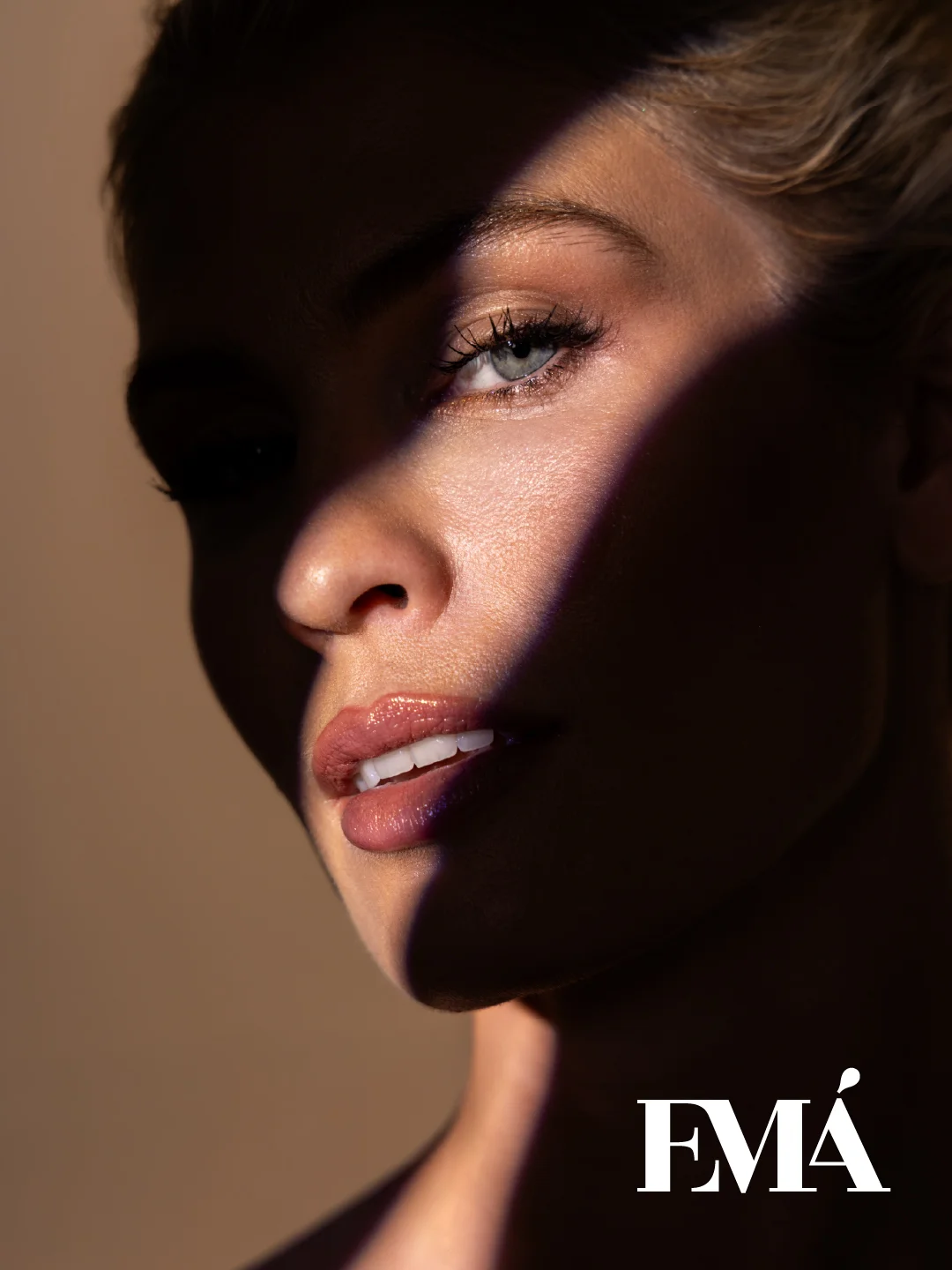 Emá Tanée Beauty-Nahaufnahme mit Wordmark