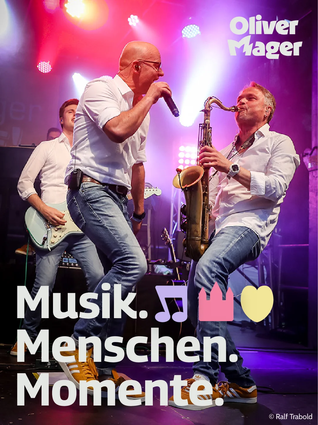 Oliver Mager live auf der Bühne mit Saxophonist