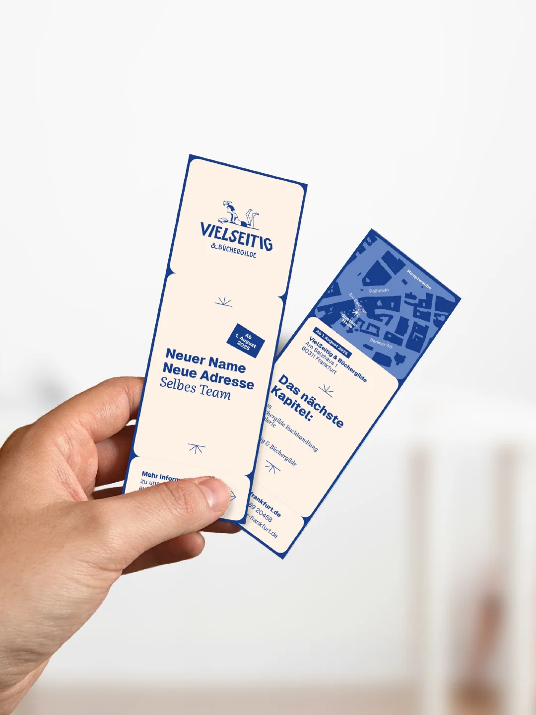 Vielseitig & Büchergilde Lesezeichen in der Hand